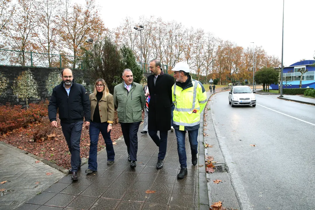El consejero de Fomento. Ordenaci&oacute;n del Territorio y Medio Ambiente, Roberto Media, asiste al inicio de las obras de la v&iacute;a auxiliar del soterramiento de Torrelavega. Foto| Archivo