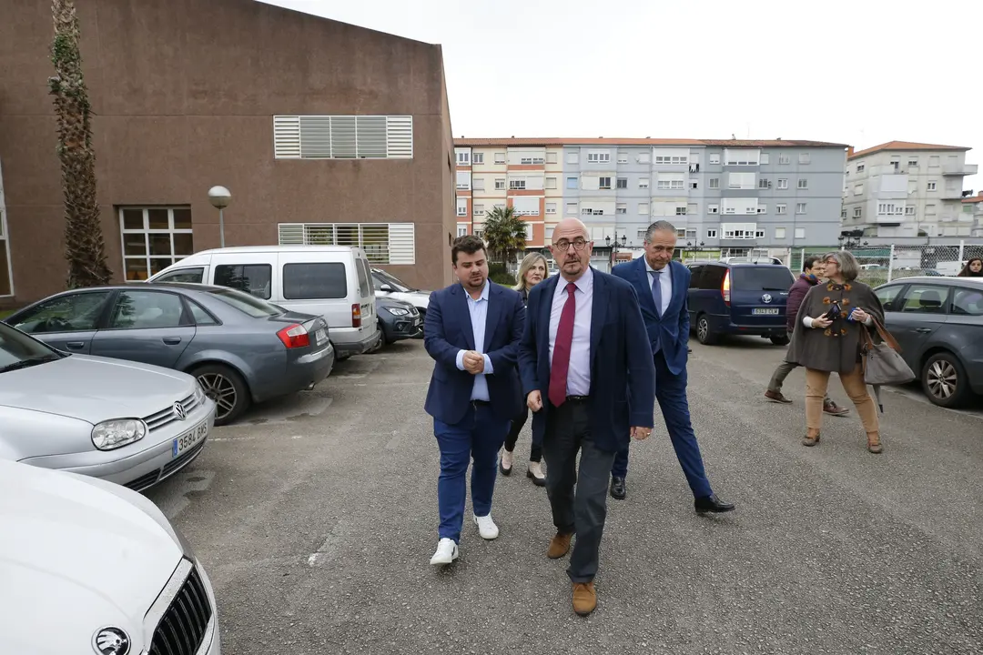 El consejero de Salud, C&eacute;sar Pascual, visita el centro de salud Covadonga, en Torrelavega