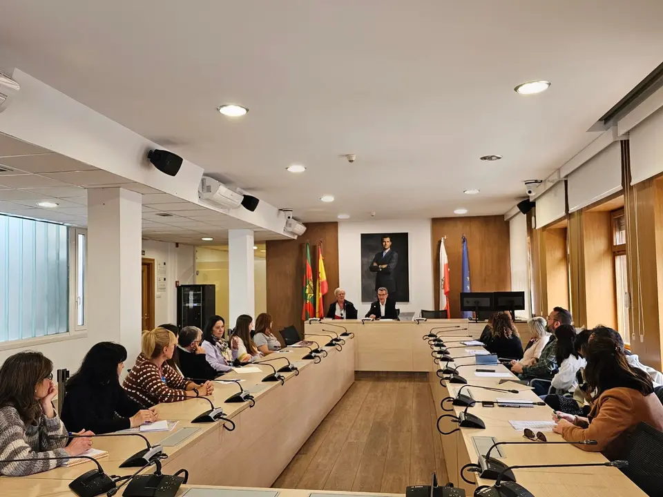 La presidenta y el concejal de Aguas Torrelavega, Blanca Rosa G&oacute;mez Morante y Pedro P&eacute;rez Noriega, se re&uacute;nen con los centros que participar&aacute;n en el concurso de reciclaje escolar