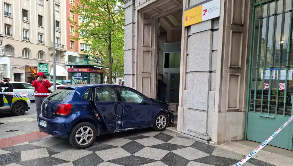 Coche empotrado en la sede de la Seguridad Social de Santander