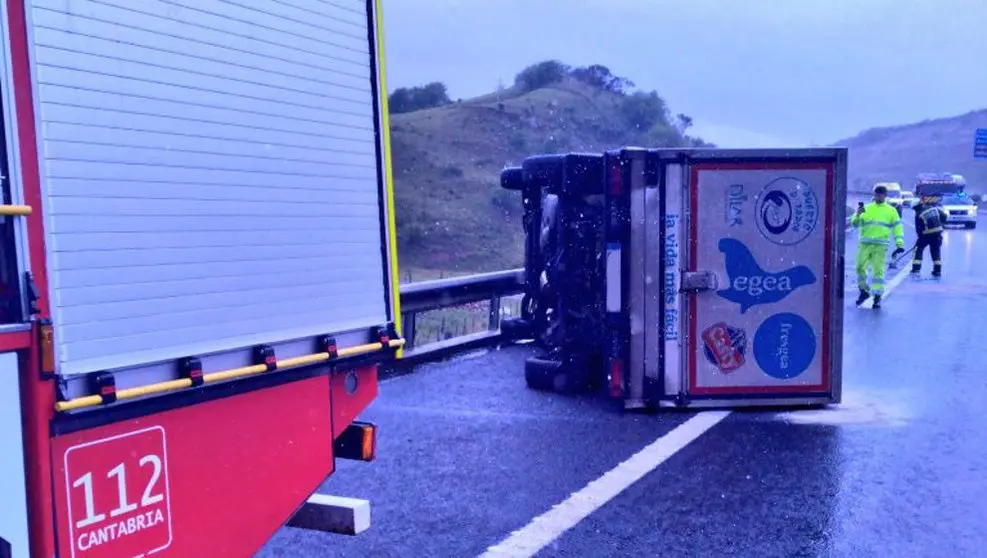Herido leve el conductor de un cami&oacute;n que ha volcado en la A-67 en Ca&ntilde;eda