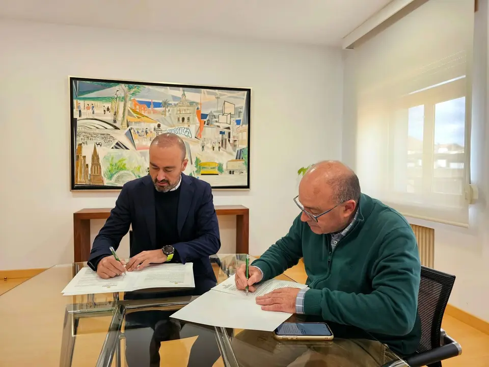 Firma del convenio de colaboraci&oacute;n entre el Ayuntamiento de Torrelavega y la Iglesia de La Asunci&oacute;n
