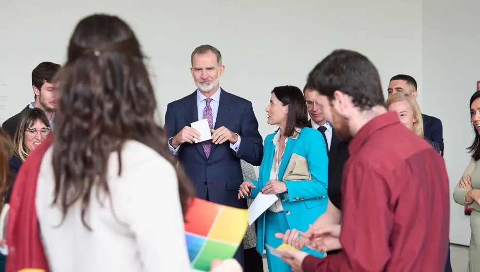 El Rey Felipe VI asiste a una talent session en el Centro Bot&iacute;n junto a 20 j&oacute;venes