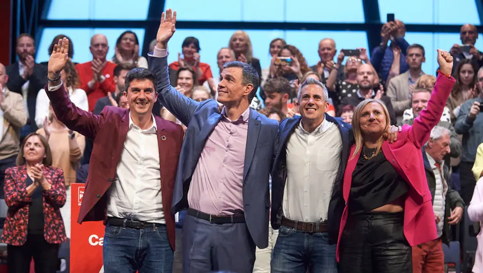 Pedro S&aacute;nchez junto al secretrio general del PSOE de Cantabria, Pablo Zuloaga; al portavoz del partido en Santander, Daniel Fern&aacute;ndez; y a la diputada Noelia Cobo