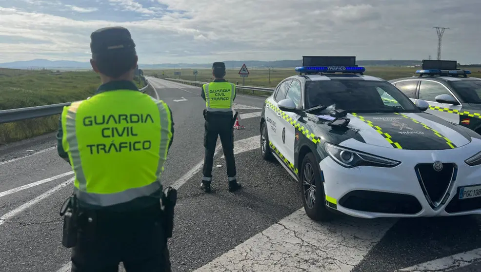 Guardias Civiles realizan un control en una carretera