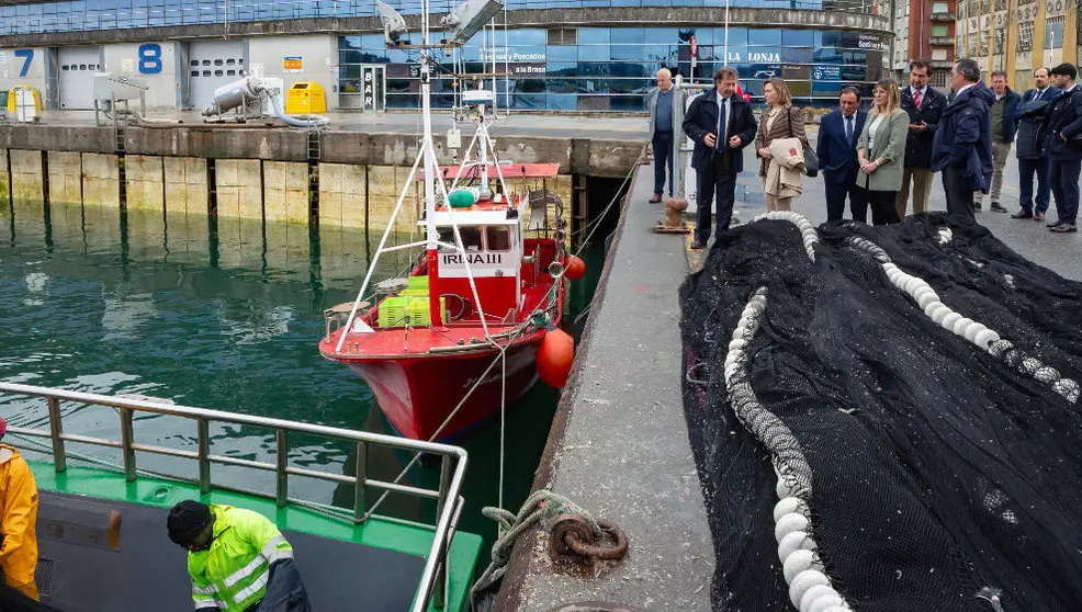 El consejero de Pesca, Pablo Palencia, visita la Lonja de Santo&ntilde;a, donde se re&uacute;ne con la Cofrad&iacute;a de Pescadores Nuestra Se&ntilde;ora del Puerto y con la secretaria general del Ministerio de Agricultura, Pesca y Alimentaci&oacute;n, Isabel Artime.