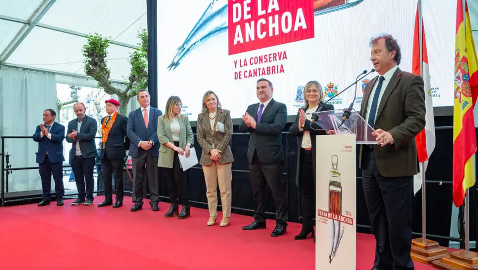 Autoridades en la inauguraci&oacute;n de la XXIV Feria de la Anchoa y la Conserva de Cantabria 2024