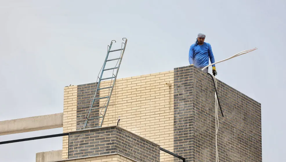 Un operario trabaja en la construcci&oacute;n