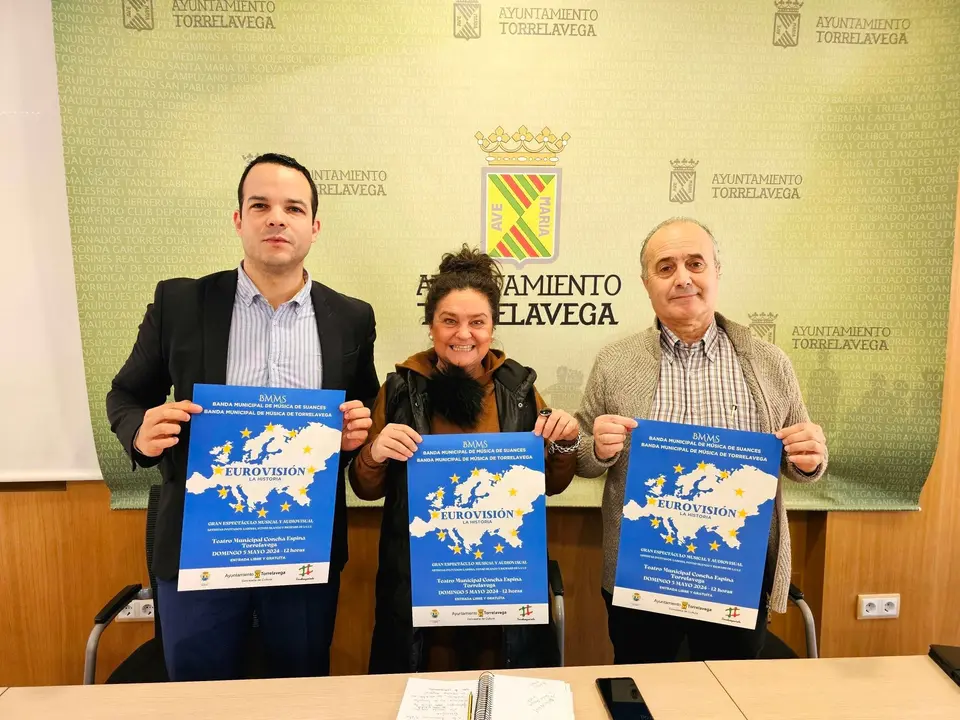 La concejala de Cultura, Esther V&eacute;lez, y los directores de las bandas de m&uacute;sica de Torrelavega y Suances, Alfonso D&iacute;az y Daniel Santos