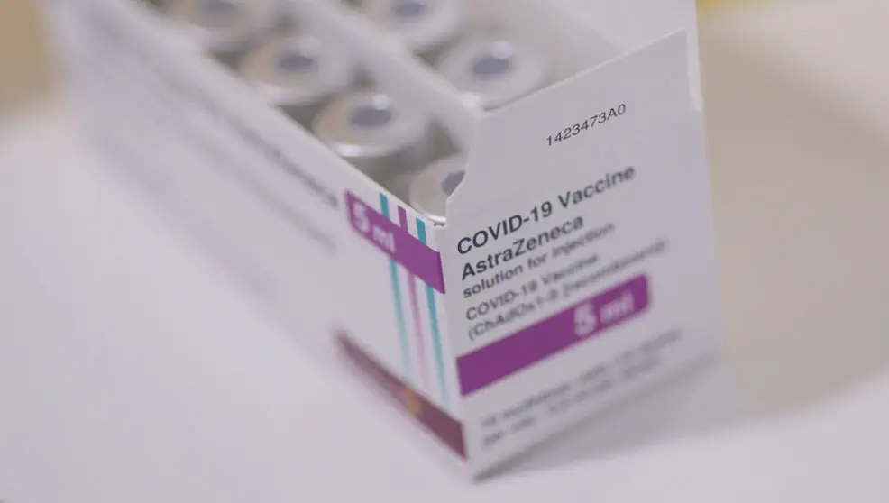 Caja con dosis de la vacuna de AstraZeneca contra el Covid-19