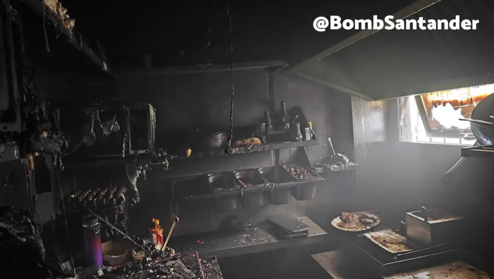 Estado en el que ha quedado la cocina del establecimiento de hosteler&iacute;a