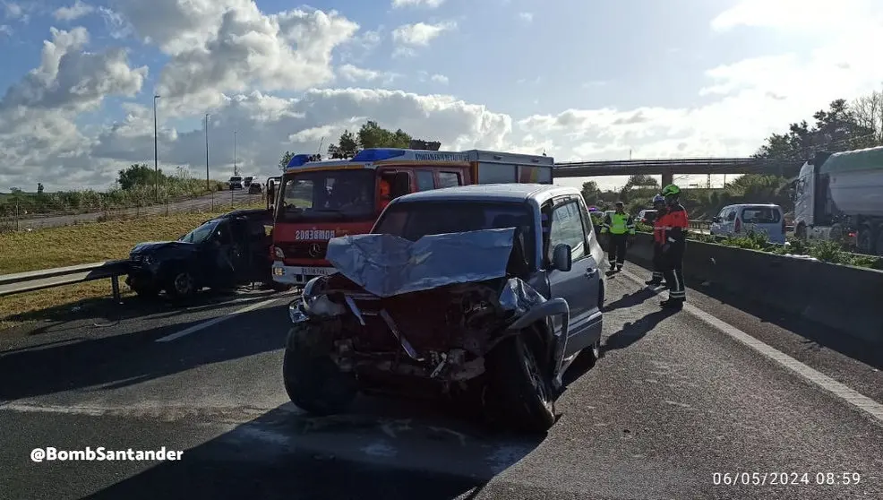 Un accidente m&uacute;ltiple con dos heridos provoca retenciones de cuatro kil&oacute;metros en la S-10