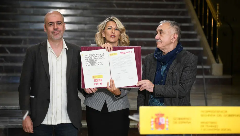 El secretario general de CCOO, Unai Sordo; la vicepresidenta segunda y ministra de Trabajo, Yolanda D&iacute;az, y el secretario general de UGT, Pepe &Aacute;lvarez, posan durante la firma de un acuerdo de di&aacute;logo social con UGT y CCOO, en la sede del Ministerio