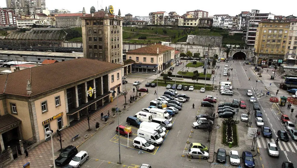  Imagen de la Plaza de Estaciones de Renfe y Feve de la ciudad de Santander