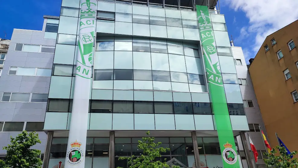 La sede del Gobierno regional en Pe&ntilde;a Herbosa despliega dos grandes cintas en apoyo al Racing