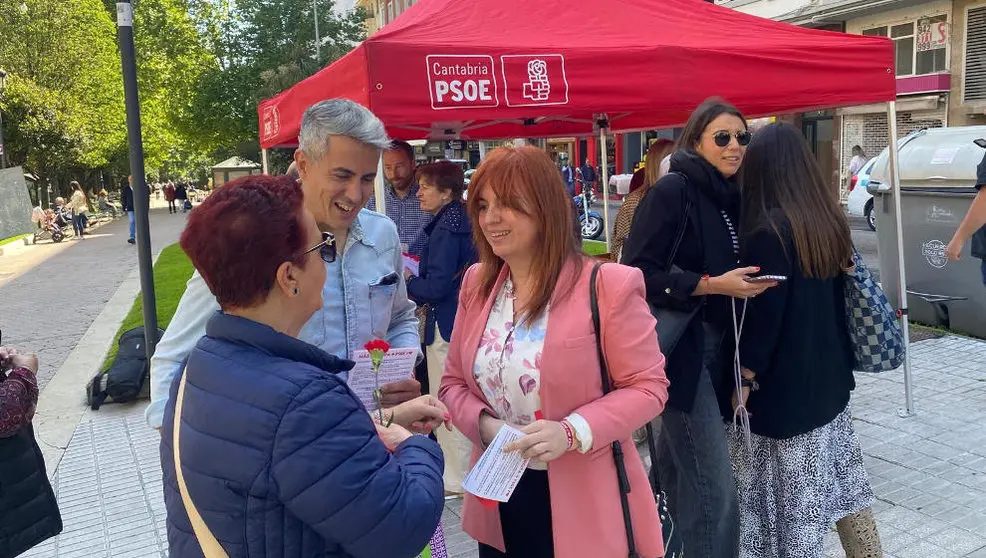 El secretario general del PSOE en Cantabria, Pablo Zuloaga, y la candidata socialista por Cantabria al Parlamento Europeo, Silvia Abascal, en un acto de campa&ntilde;a