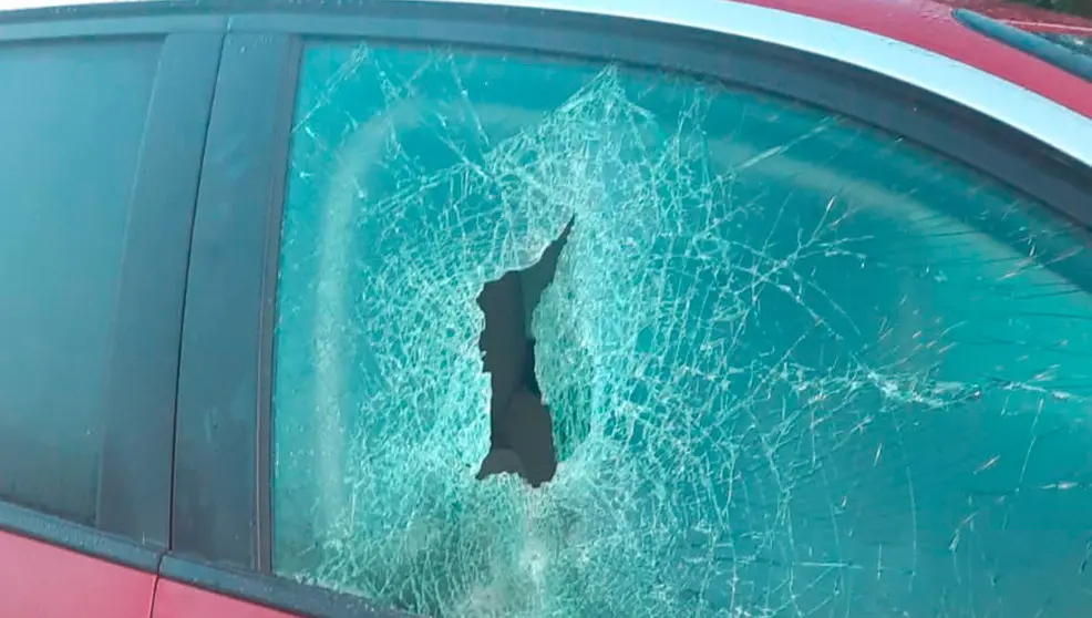 Luna lateral de uno de los coches afectados | Foto- edc