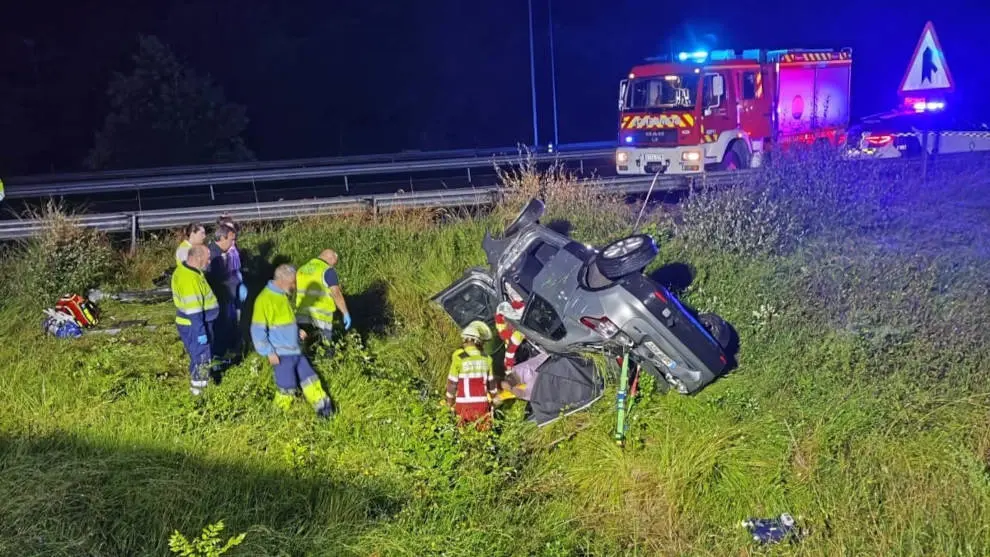 Veh&iacute;culo volcado en la A-8 en Cicero
