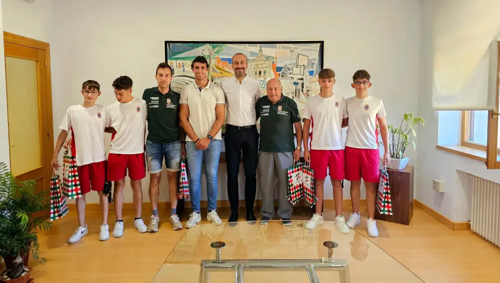 El alcalde, Javier L&oacute;pez Estrada, y el concejal de Deportes, Nacho Gonz&aacute;lez, con integrantes del club Cicloturismo Cantabria. EDM Ciclismo Torrelavega
