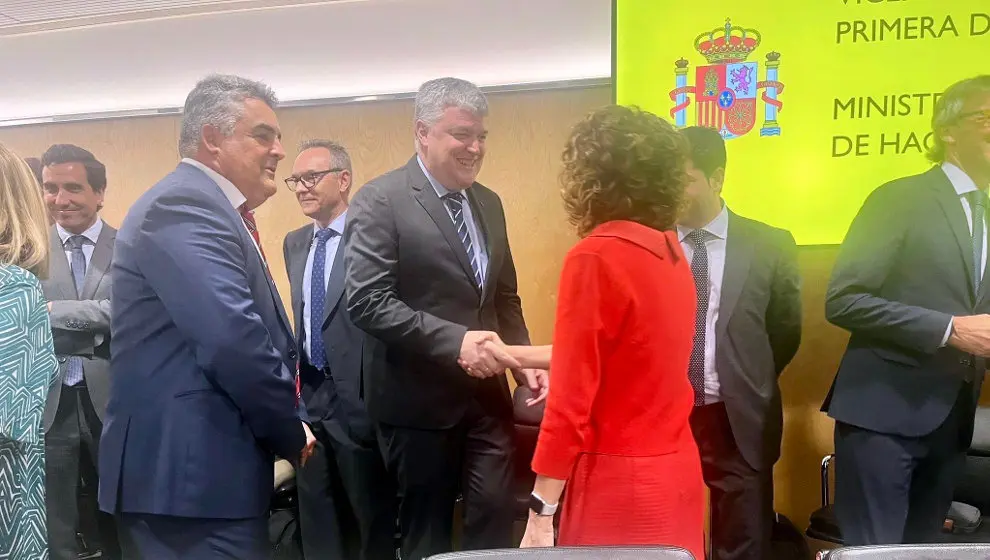 La ministra de Hacienda, Mar&iacute;a Jes&uacute;s Montero, y el el consejero de Econom&iacute;a, Hacienda y Fondos Europeos del Gobierno de Cantabria, Luis &Aacute;ngel Ag&uuml;eros