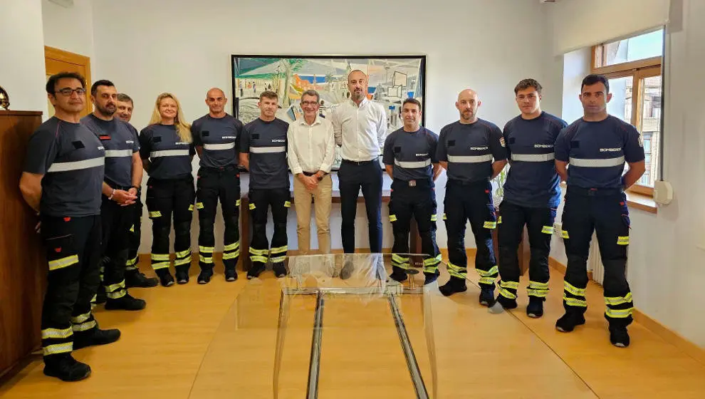 El alcalde, Javier L&oacute;pez Estrada, y el concejal Pedro P&eacute;rez Noriega con los nuevos bomberos
