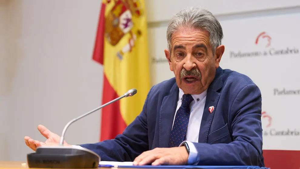 El presidente del PRC, Miguel &Aacute;ngel Revilla, atiende a los medios tras firmar el acuerdo para los presupuestos de Cantabria de 2024, en el Parlamento regional