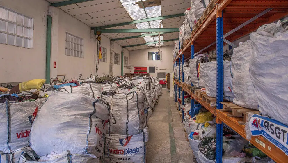 Almac&eacute;n con residuos de textil
