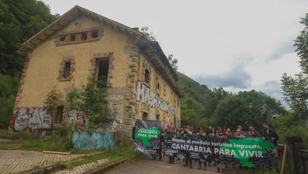 Protesta de colectivos y vecinos en la estaci&oacute;n de Yera en Vega de Pas