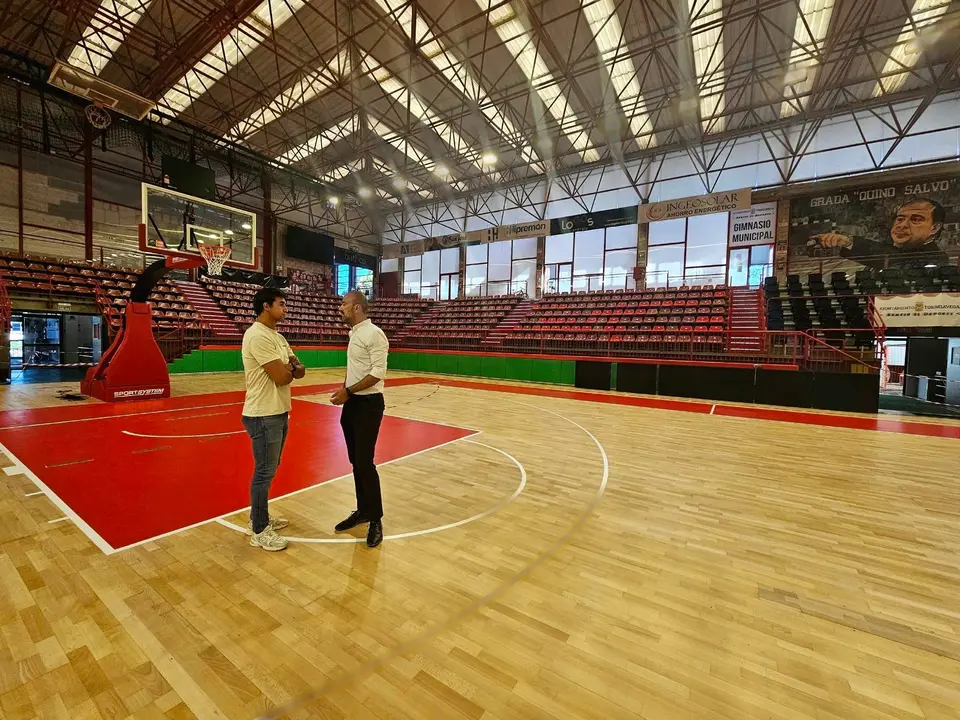 El alcalde, Javier L&oacute;pez Estrada, y el concejal de Deportes, Nacho Gonz&aacute;lez, en el pabell&oacute;n Vicente Trueba