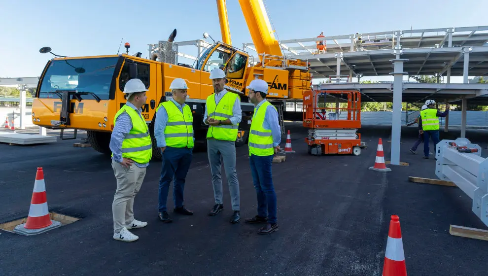 El consejero de Fomento, Roberto Media, visita las obras del parking de La Carmencita junto al alcalde de Torrelavega, Javier L&oacute;pez Estrada, y al concejal de Obras, Jos&eacute; Luis Urraca