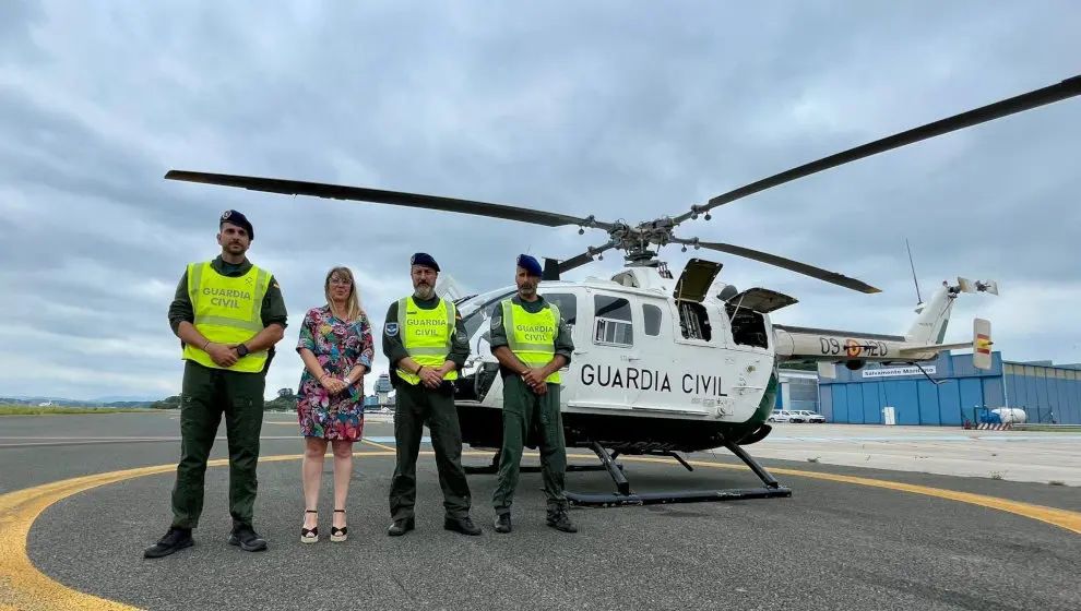 La delegada del Gobierno visita el helic&oacute;ptero de la Guardia Civil