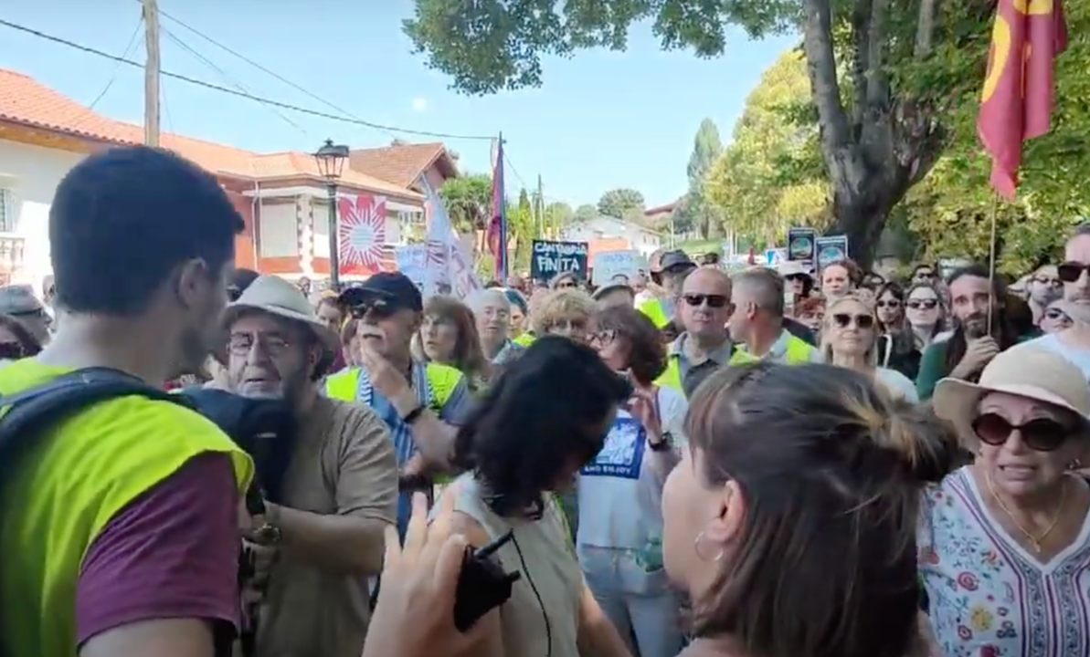 Momentos de tensi&oacute;n en la manifestaci&oacute;n contra el modelo tur&iacute;stico del PP en Puente San Miguel
