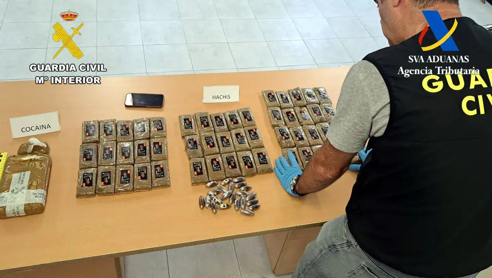 Droga incautada por la Guardia Civil al detenido que pretend&iacute;a subir al ferry con cinco kilos de hach&iacute;s y 1,300 de coca&iacute;na