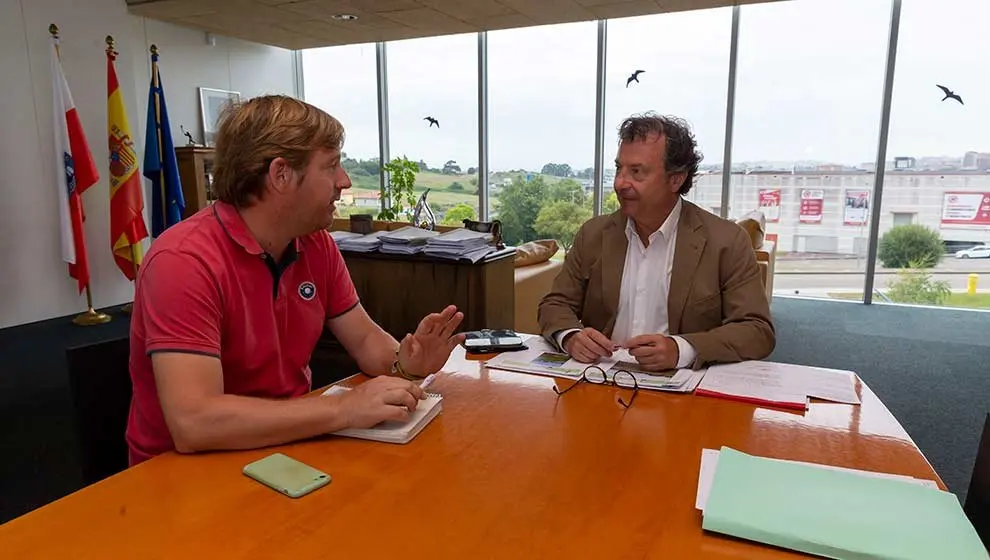 El consejero de Desarrollo Rural, Ganader&iacute;a, Pesca y Alimentaci&oacute;n, Pablo Palencia, se re&uacute;ne con el alcalde de Reoc&iacute;n, Pablo Diestro. Firma- MIGUEL DE LA PARRA : GOBIERNO DE CANTABRIA