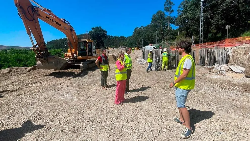 La delegada del Gobierno en Cantabria, Eugenia G&oacute;mez de Diego, visita en Parbay&oacute;n las obras en el tramo Renedo-Guarnizo. FOTO- Delegaci&oacute;n de Gobierno