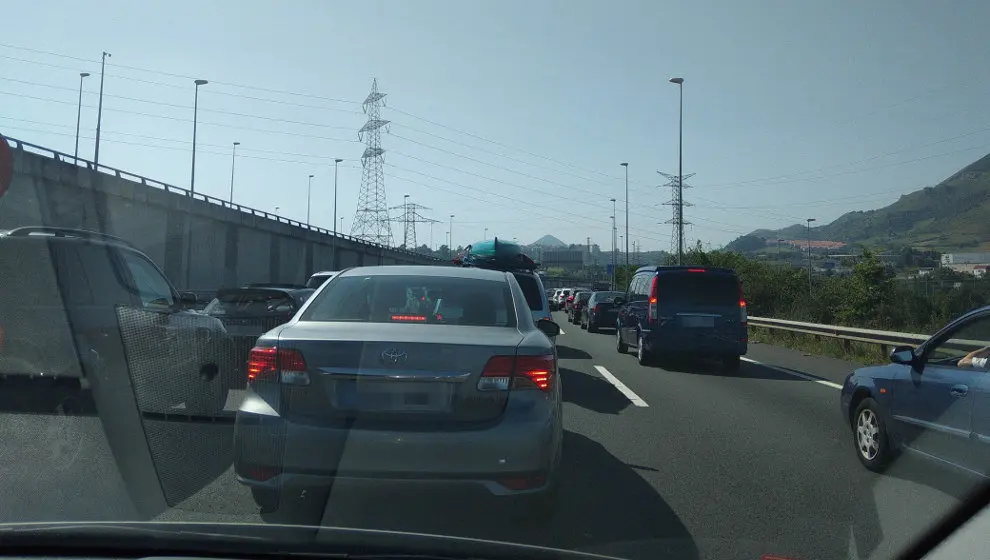 Retenciones A-8, sentido Cantabria | Foto- Archivo