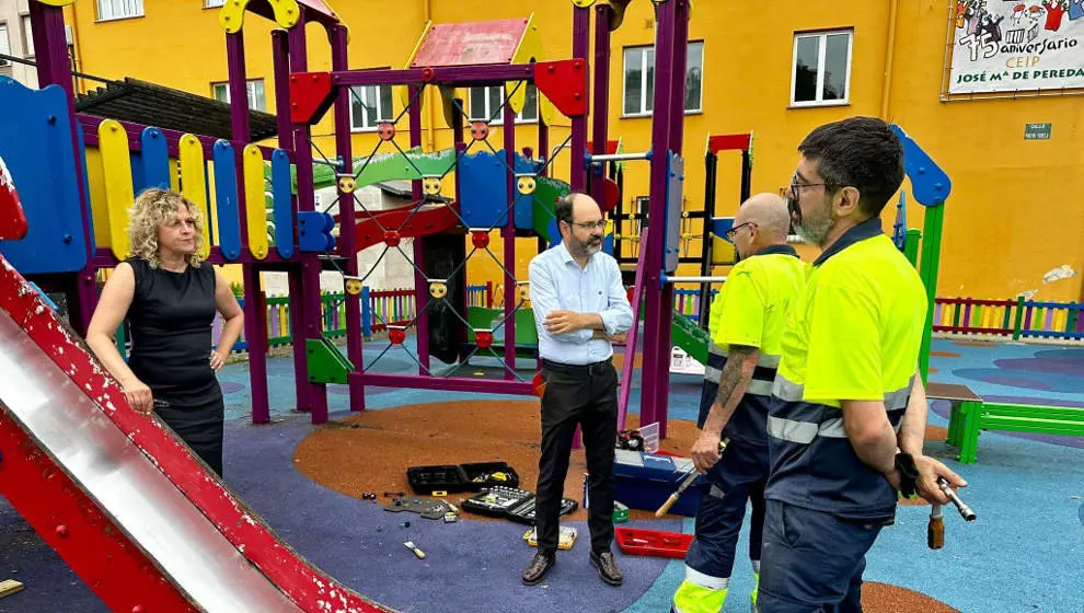 Los concejales Jos&eacute; Luis Urraca y Patricia Portilla en el parque del Centenario de La Llama