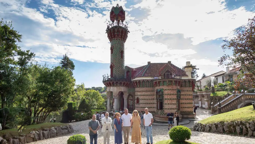 La consejera de Cultura, Eva Guillermina Fern&aacute;ndez, y la alcaldesa de Comillas, Mar&iacute;a Teresa Noceda, con los directores de la C&aacute;tedra Gaud&iacute; y de El Capricho, Galdric Santana y Carlos Mirapeix