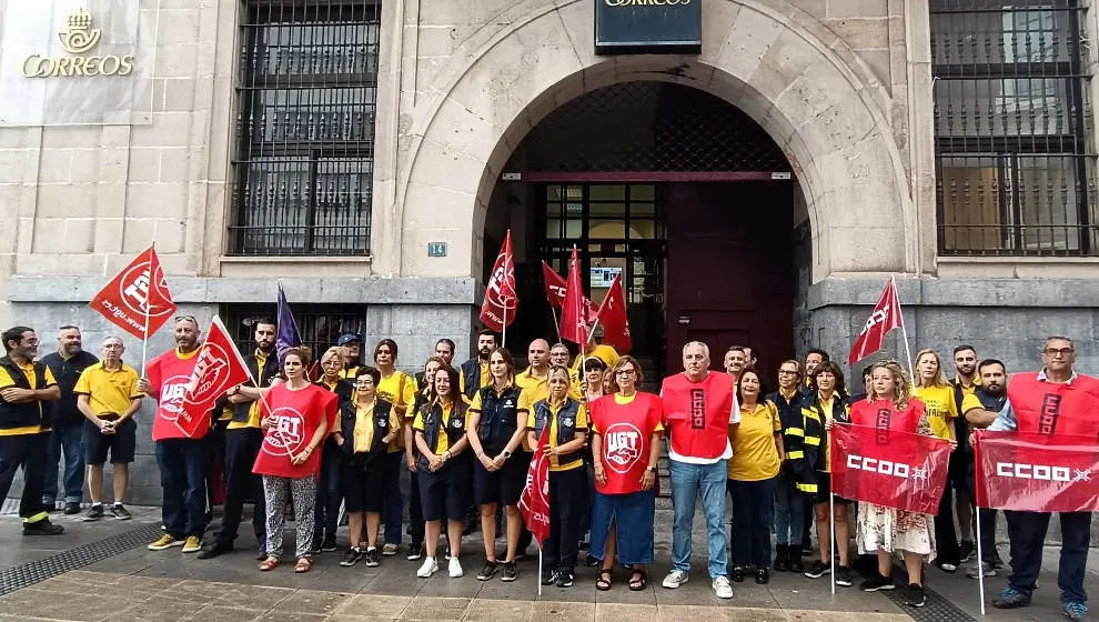 Concentraci&oacute;n de trabajadores de Correos en la oficina de Torrelavega convocada por CCOO y UGT por la carencia de contrataciones y la sobrecarga de trabajo que impide prestar el servicio con calidad