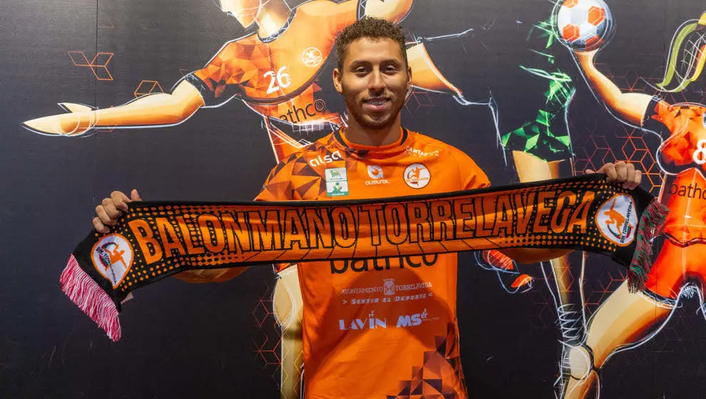 Guilherme Linhares y fotograf&iacute;a del propio jugador (Firma- BM Torrelavega)