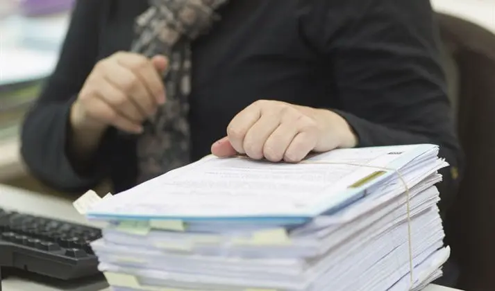 Los funcionarios han denunciado que el Gobierno no ha facilitado bibliograf&iacute;a de los temas