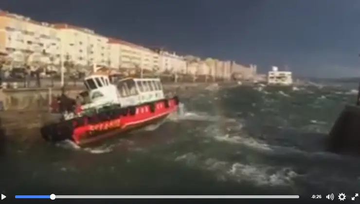 Viento y fuertes mareas en Bah&iacute;a de Santander
