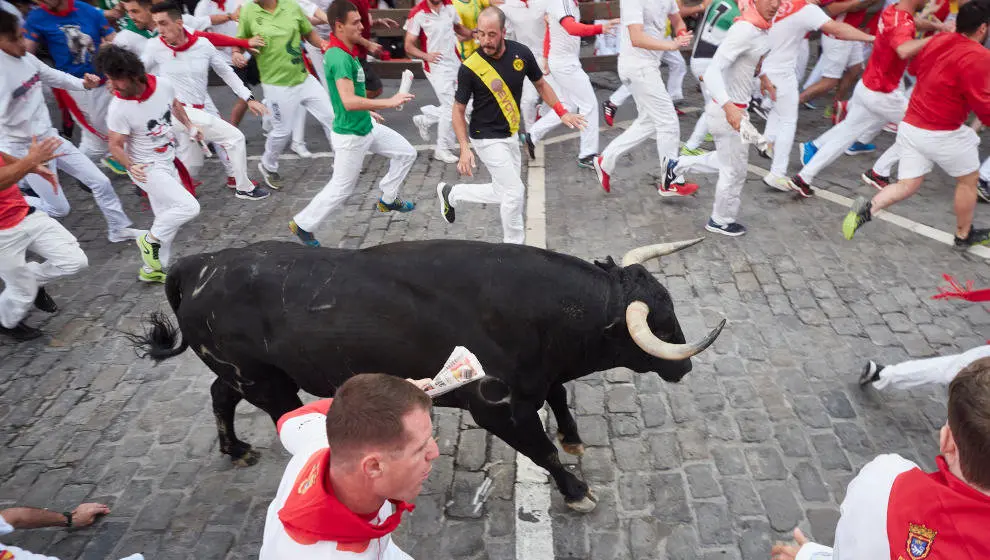 Un toro durante el sexto encierro de las fiestas de San Ferm&iacute;n 2023