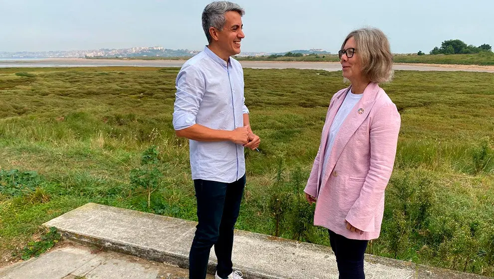 Zuloaga con la concejala del PSOE en Ribamont&aacute;n al Mar