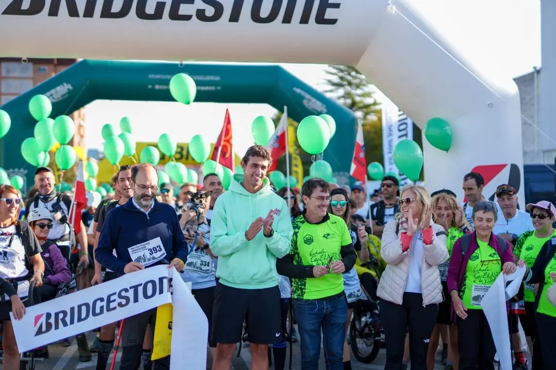 M&aacute;s de 520 personas participan en la 'III Marcha Popular Bridgestone. Subida al Dobra' en Torrelavega