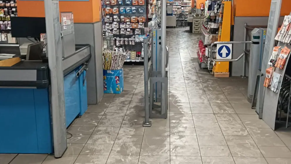 El humo negro del incendio ha afectado al resto del Lupa de Malia&ntilde;o | Foto- edc