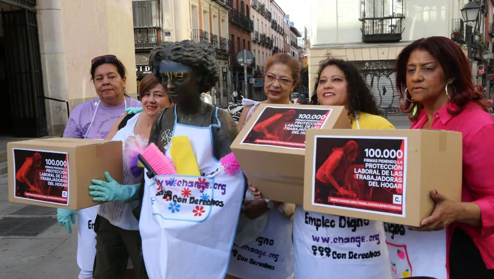 Empleadas del hogar entregan varias cajas con firmas recogidas pidiendo protecci&oacute;n laboral