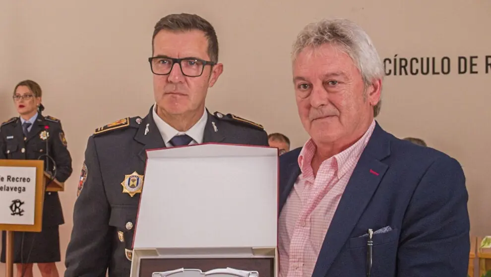 Miguel &Aacute;ngel Calleja, primero por la derecha, en el acto en el que recibi&oacute; una placa por su jubilaci&oacute;n