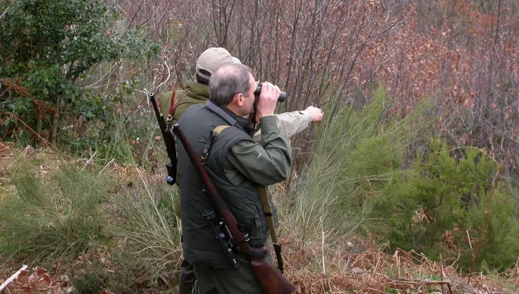 Cazadores en zona osera de Cantabria