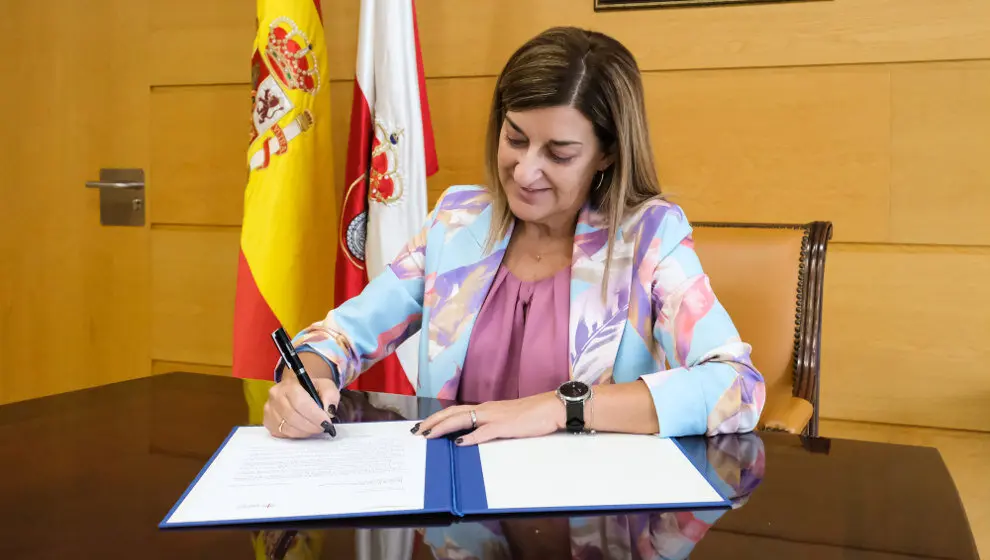 La presidenta de Cantabria, Mar&iacute;a Jos&eacute; S&aacute;enz de Buruaga, firma la carta a &Oacute;scar Puente